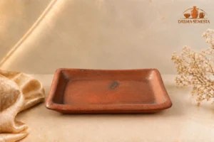 Piring kotak gerabah Darma Semesta berukuran 23 × 16 cm