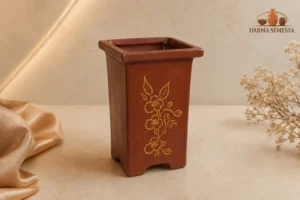 Pot kotak gerabah berbentuk persegi dengan ornamen dekoratif