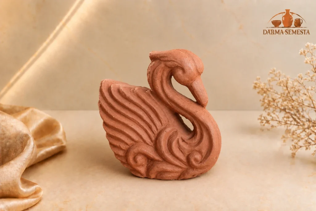 Souvenir angsa dari gerabah dengan desain ukiran dekoratif