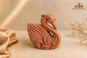 Souvenir angsa dari gerabah dengan desain ukiran dekoratif